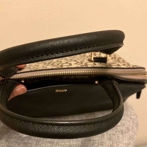 EUC Dkny bag - Picture 4 of 14